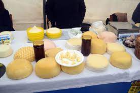 Comer en el Camino de Santiago: Descubre los Platos Típicos queso