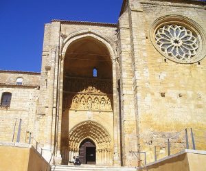 Lee más sobre el artículo La Iglesia de Santa María la Blanca en Villalcázar de Sirga en el camino de Santiago