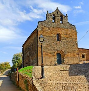 Lee más sobre el artículo La Iglesia de Santiago Apóstol en Villafranca del Bierzo