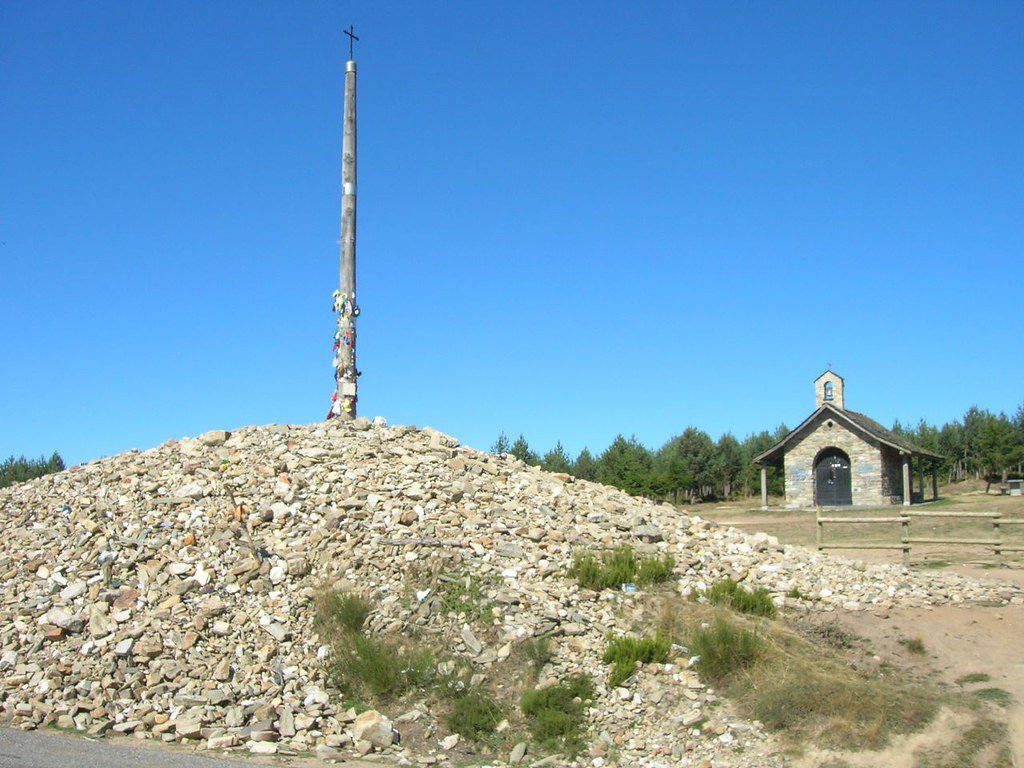 Lee más sobre el artículo La Cruz de Hierro en el Camino de Santiago: La leyenda detrás de la piedra que simboliza el peso de los peregrinos.