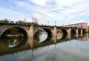 Lee más sobre el artículo Descubre la historia del emblemático Puente de Piedra en Logroño en el camino de Santiago
