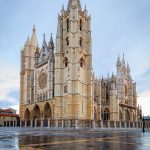 Descubre la majestuosa Catedral de León en tu camino de Santiago