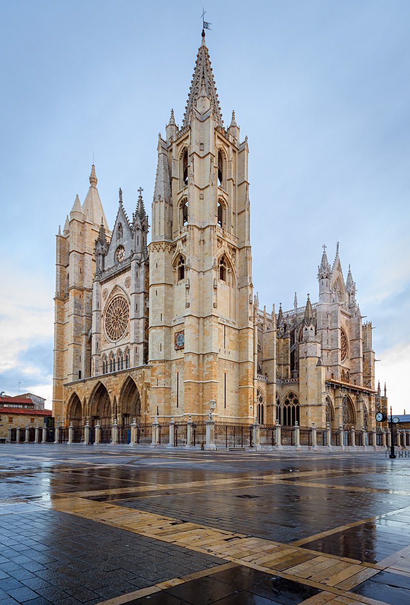En este momento estás viendo Descubre la majestuosa Catedral de León en tu camino de Santiago