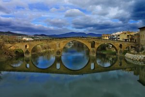 Lee más sobre el artículo Historia del Puente de Puente la Reina en el Camino de Santiago