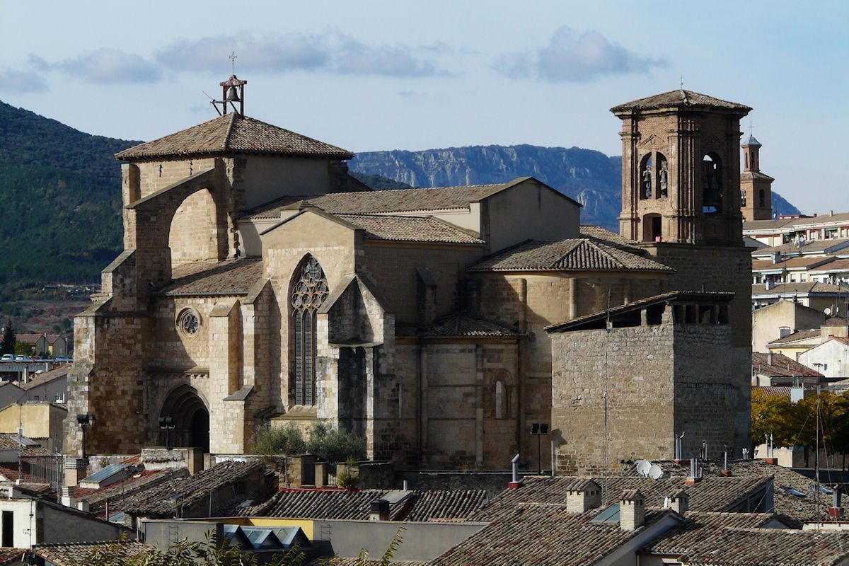 En este momento estás viendo Descubre la belleza de la Iglesia de San Miguel en Estella en tu camino de Santiago