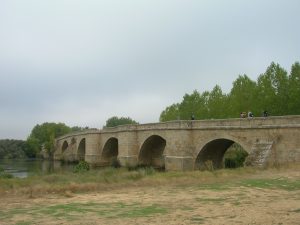 Lee más sobre el artículo El Puente de Itero: La leyenda de la Virgen que guió a un peregrino en el Camino de Santiago