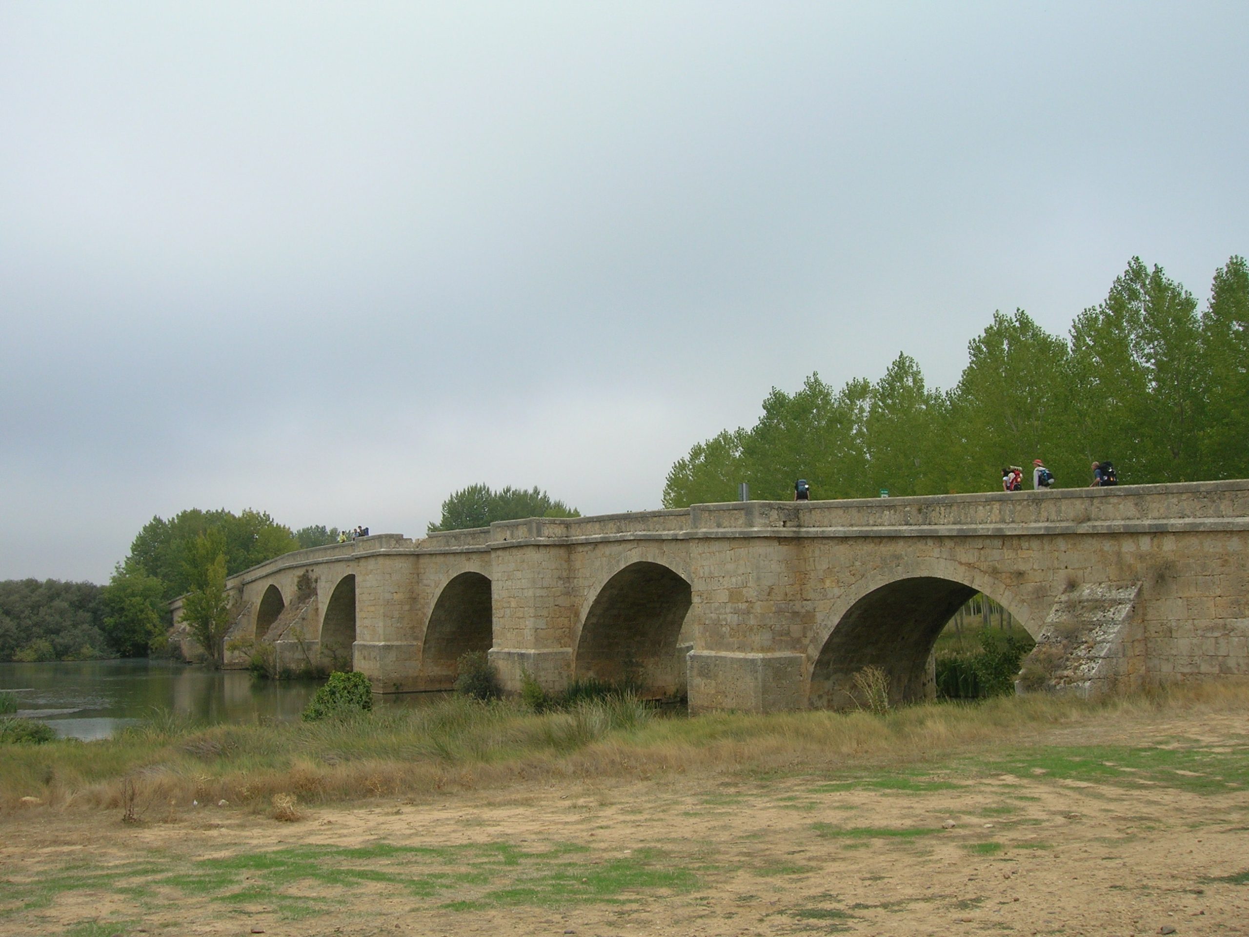 En este momento estás viendo El Puente de Itero: La leyenda de la Virgen que guió a un peregrino en el Camino de Santiago