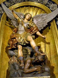 Lee más sobre el artículo Cueva de San Miguel de Aralar: La leyenda del arcángel que se apareció a un pastor en el Camino de Santiago