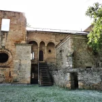Descubre la belleza del monasterio de Santa María en Carracedo