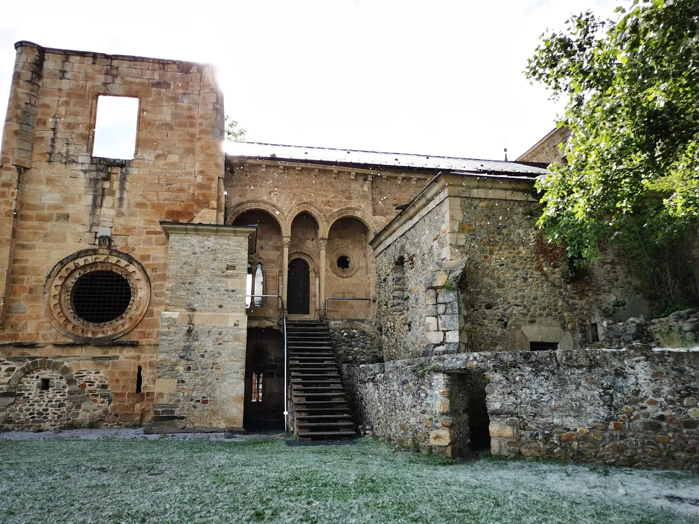 Lee más sobre el artículo Descubre la belleza del monasterio de Santa María en Carracedo