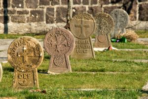 Lee más sobre el artículo Descubre el Cementerio de las Estelas en Burguete: Un Símbolo del Siglo XXI