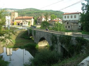 Lee más sobre el artículo La Historia del Puente de los Forajidos y las Reliquias de San Nicolás en Larrasoaña