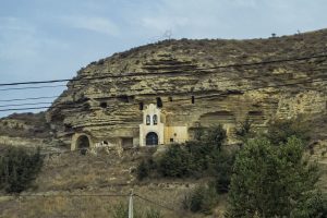 Lee más sobre el artículo Tosantos: Entre la Espiritualidad del Camino de Santiago y la Magia de su Ermita Rupestre